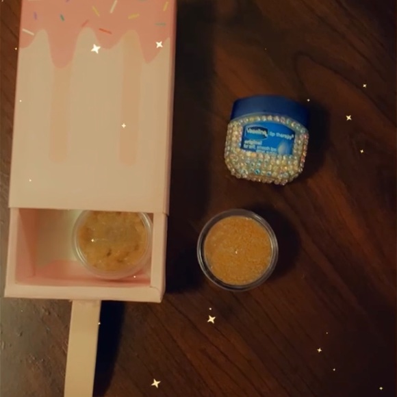 Lip Kit - Picture 2 of 5